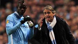 Balotelli backs under-fire Mancini