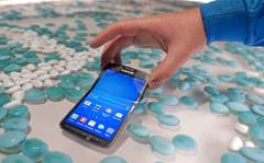 Here's Samsung's Galaxy S4 Active water resistant phone being dunked in water