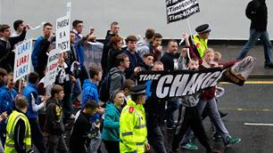 Newcastle fans makes Ashely protest