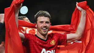 Carrick extends United contract