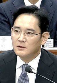 Samsung chief charged with bribery