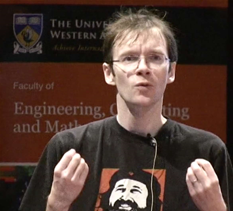 Microsoft earns kudos in Linux conf keynote