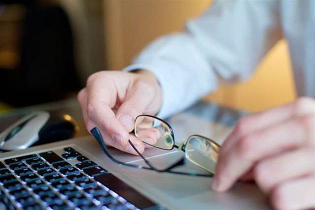Defence contractor ditched over data offshoring
