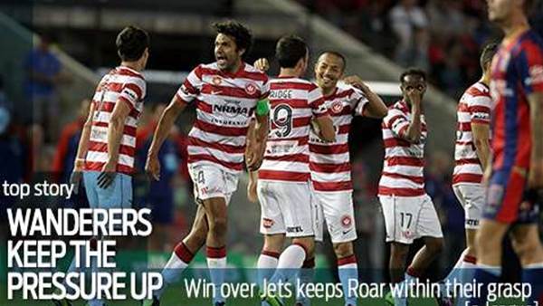 Wanderers keep the pressure on Roar