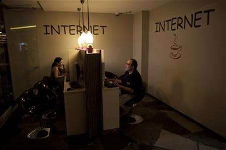 Compromise emerges in Internet oversight talks