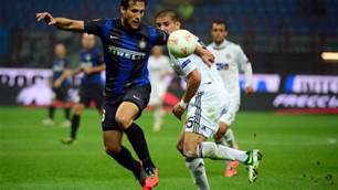 Silvestre crosses Milan divide