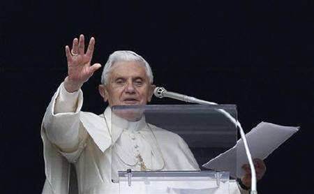 Pope gives a qualified "like" to social networks