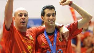 Busquets wants Reina to replace Valdes