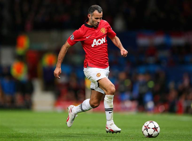 Giggs could play on, says Moyes Giggs could play on, says Moyes