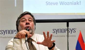 Wozniak calls for open Apple