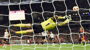 Van der Sar not surprised by poor United start