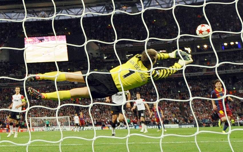 Van der Sar not surprised by poor United start Van der Sar not surprised by poor United start