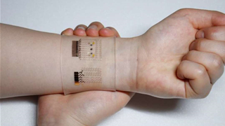 Wearable patch monitors and treats diabetes