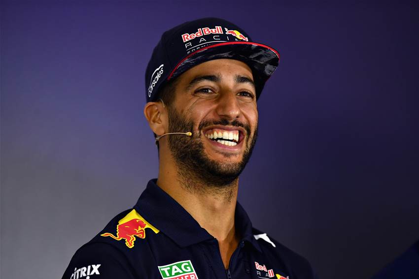 Ricciardo vs Turner in F1 Aston Martin challenge - part 2 Ricciardo vs Turner in F1 Aston Martin challenge - part 2