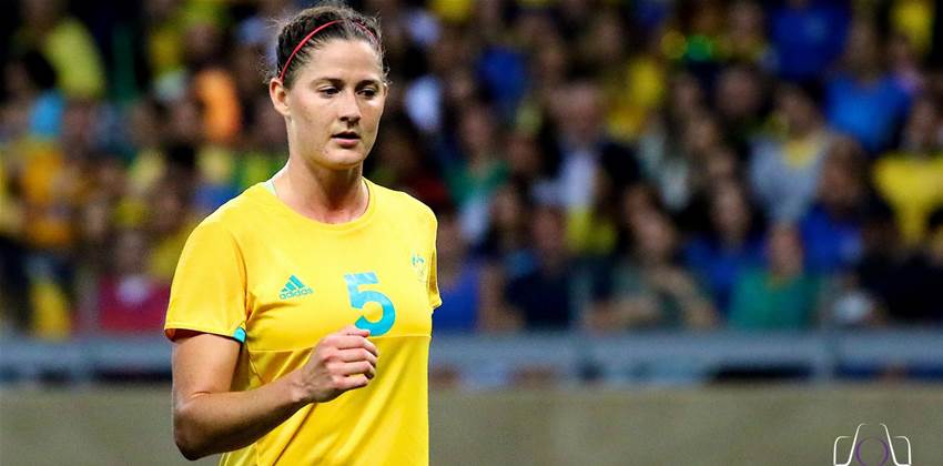 Melbourne Victory sign defender Laura Alleway