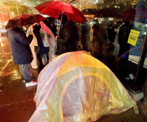 Long lines greet Xbox 360 in rainy New York debut