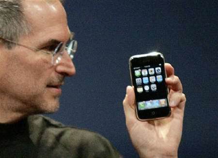 Steve Jobs tops list of online music "Powergeeks"