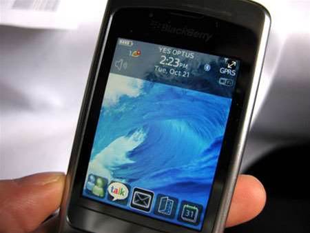 Device lets BlackBerry users give presentations