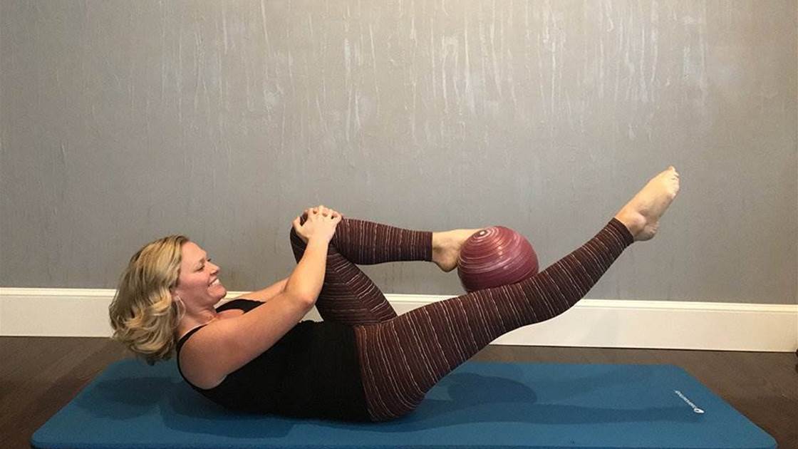 5 Moves Using An Exercise Ball That Will Tone Your Middle And Sculpt Your Thighs In 4 Weeks