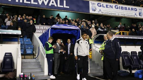 Cahill meets Millwall fans... again