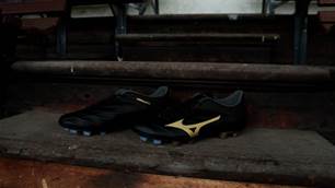 The irresistible Mizuno Rebula 2 "Black/Gold"