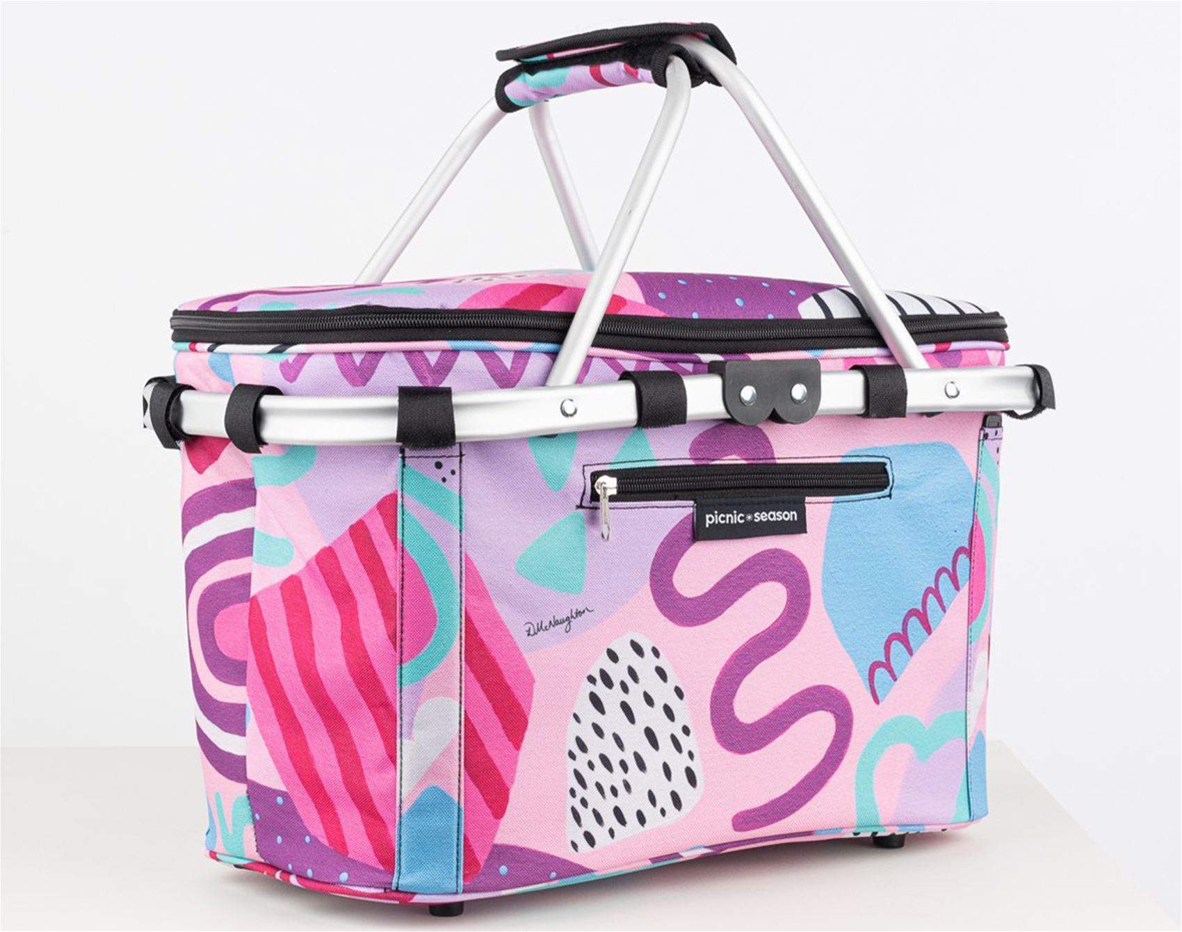 a picnic basket that keeps your snacks cool