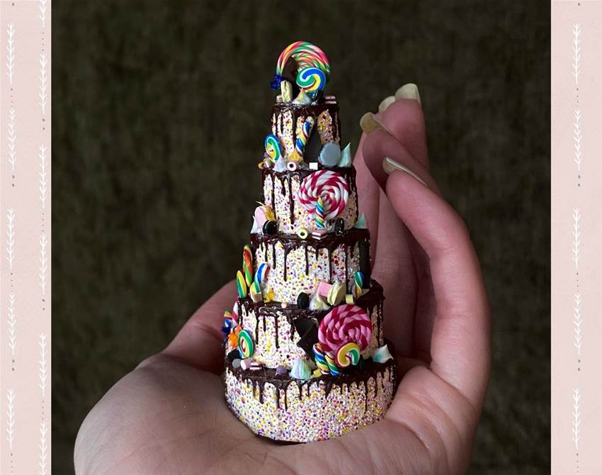 this miniaturist makes tiny cakes