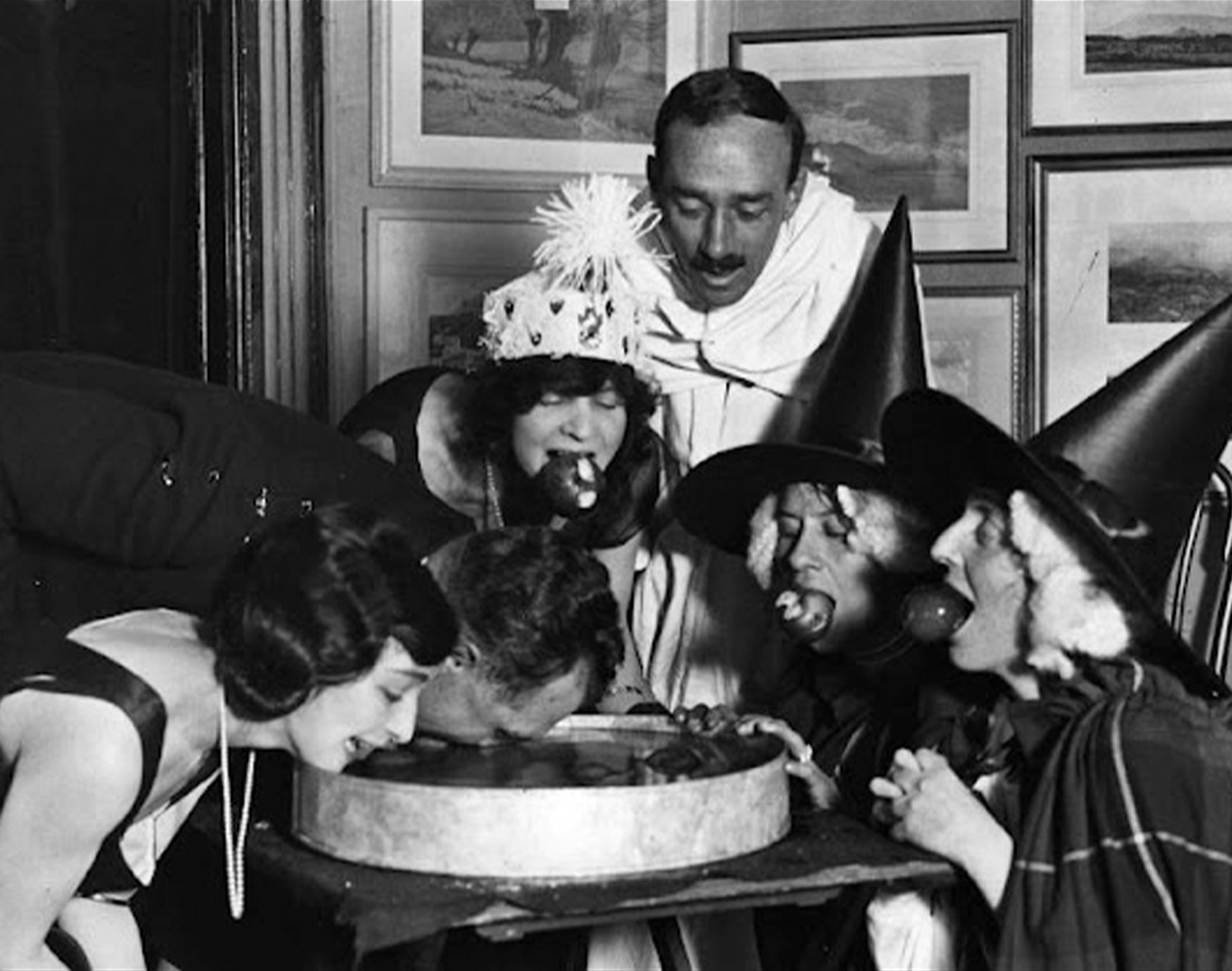 take a gander at these vintage halloween snaps