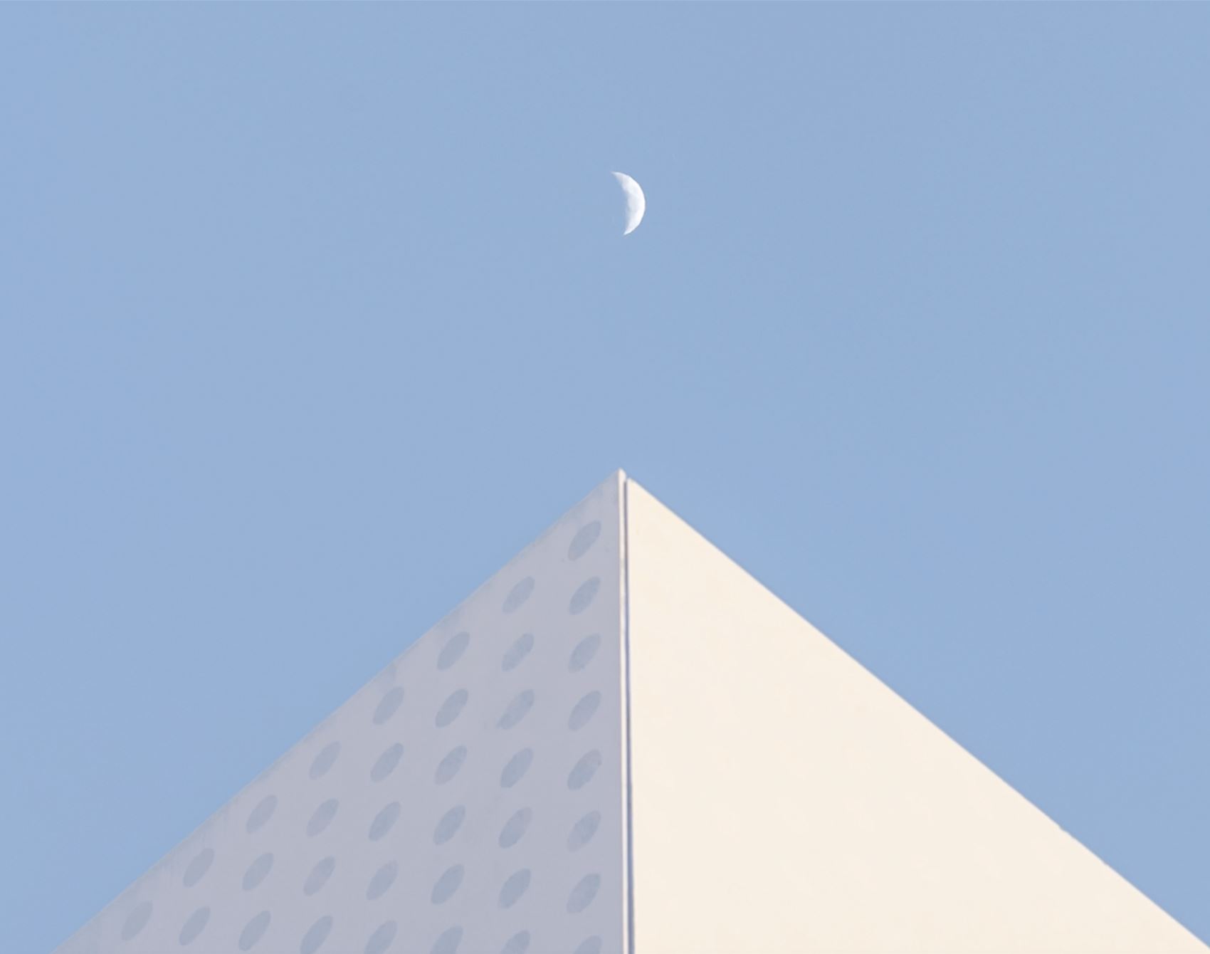 gaze at laura sanchez's minimalist snaps