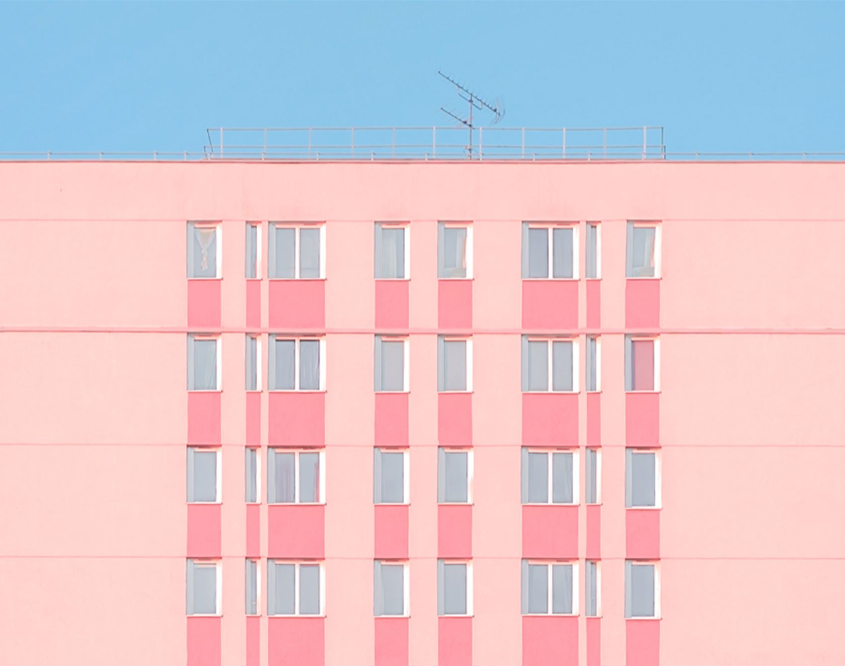 gaze at laura sanchez's minimalist snaps