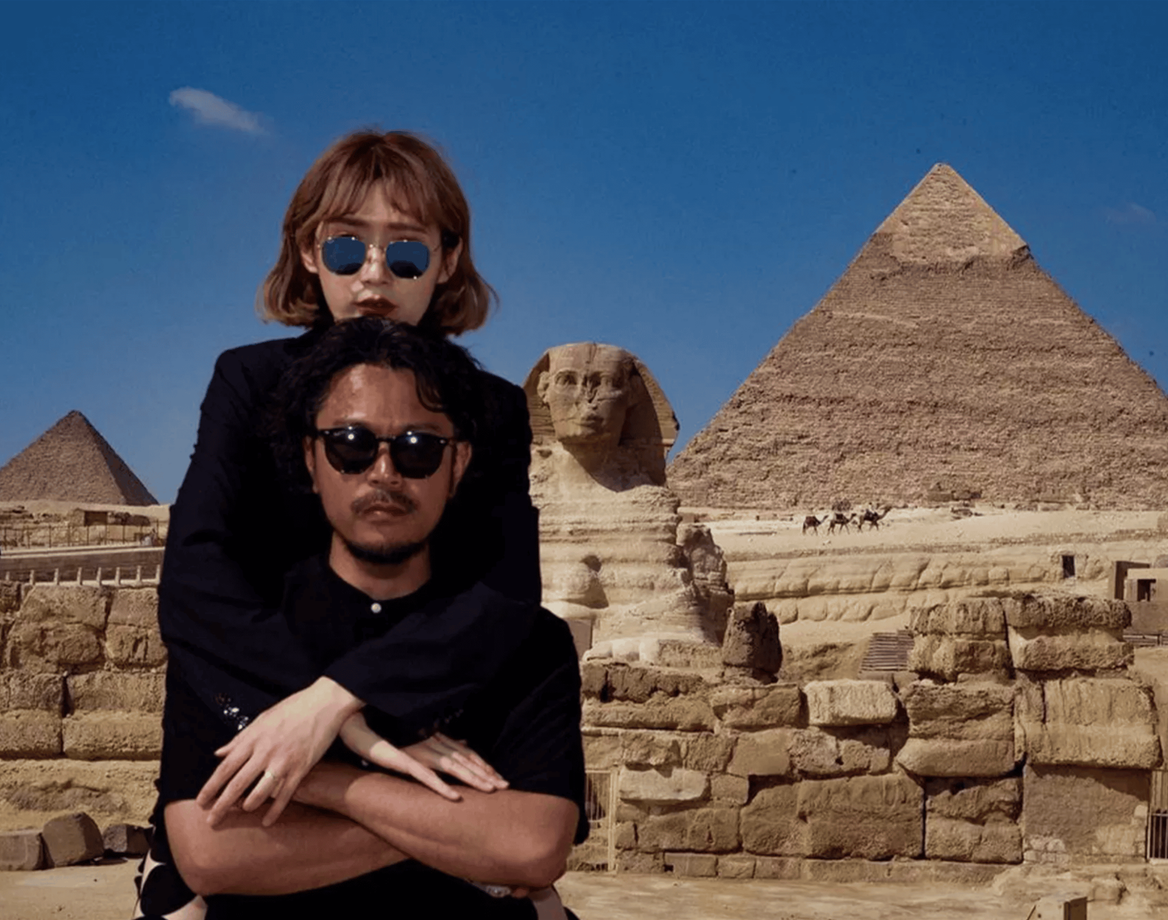 this might be the most stylish travelling couple you’ve ever seen