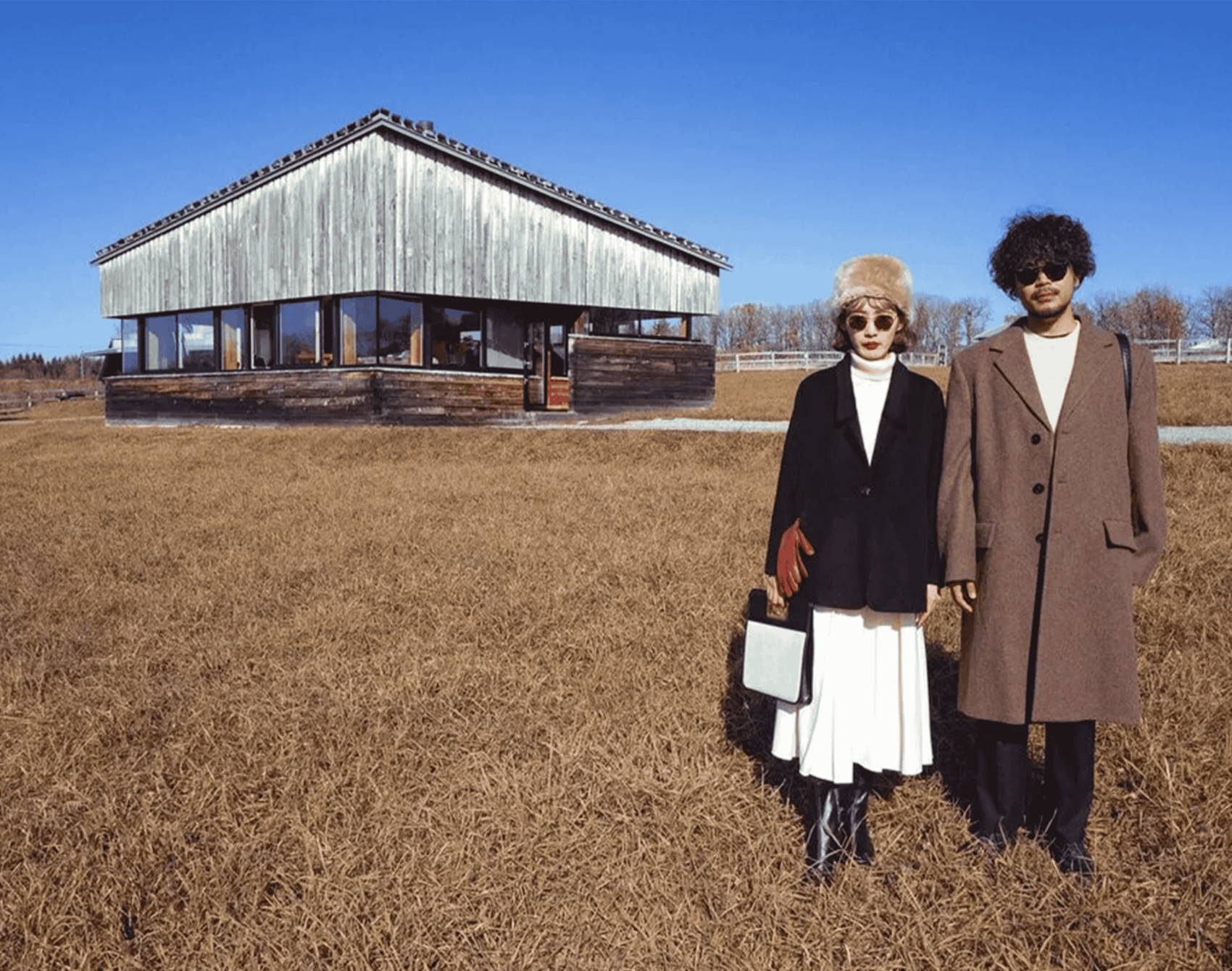 this might be the most stylish travelling couple you’ve ever seen