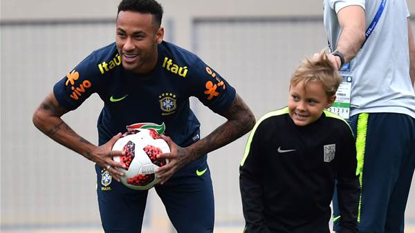 Neymar's kid attends Brazil training - pic special