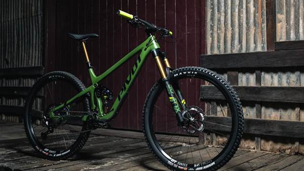 First rides on the all-new Pivot Switchblade