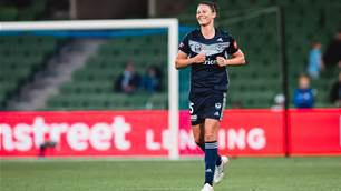 Gielnik hat-trick steers Victory to Adelaide rout