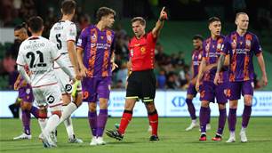 Ten-man Glory secure famous 1-0 win over Wanderers