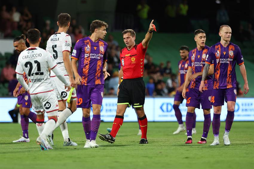 Ten-man Glory secure famous 1-0 win over Wanderers Ten-man Glory secure famous 1-0 win over Wanderers