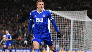Vardy's late show rescues Leicester, denies Leeds