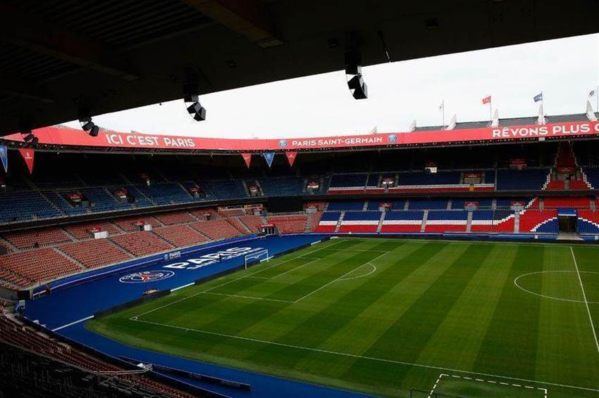 Manchester United supporter stabbed in chest by Paris taxi driver Manchester United supporter stabbed in chest by Paris taxi driver