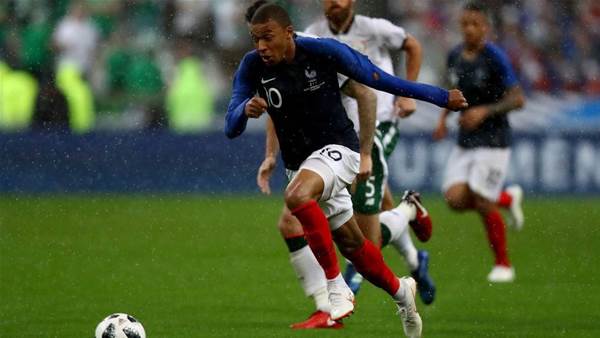 Mbappe suffers injury scare