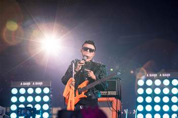 Tearful Ma bids Alibaba farewell with rock star show