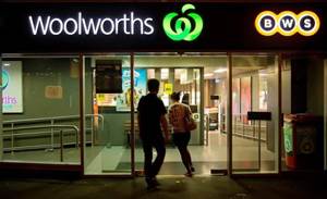 Woolworths pushes banks, govt to raise tap-and-go limit from $100 to $250