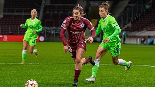 Tessa Tamplin playing in Servette's UWCL against Wolfsburg.