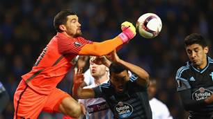 Socceroos 'keeper Mat Ryan suffers fractured cheekbone