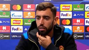 Fernandes signs new three-year Manchester United deal