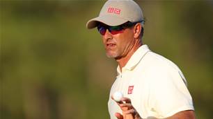 Scott survives stumble to head Aussies at U.S Open