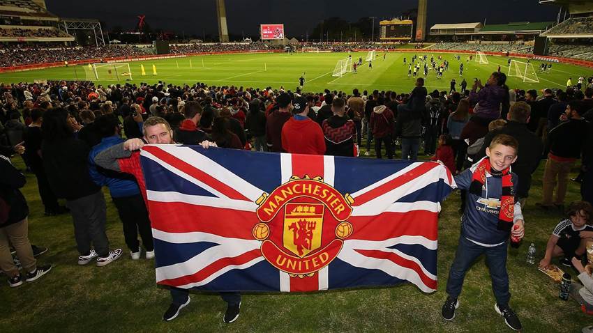 Fans flock to WACA for Man Utd training