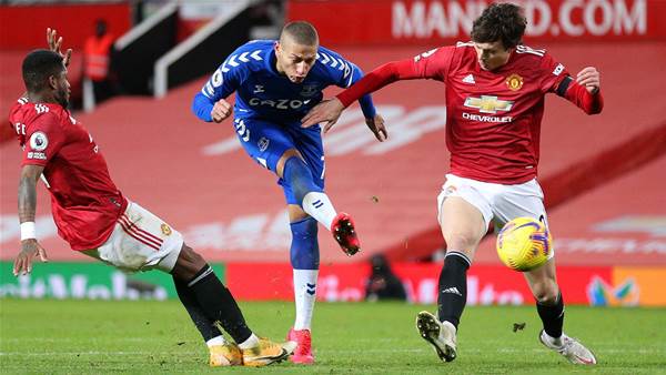 Leaky defence dents Manchester United's title chase