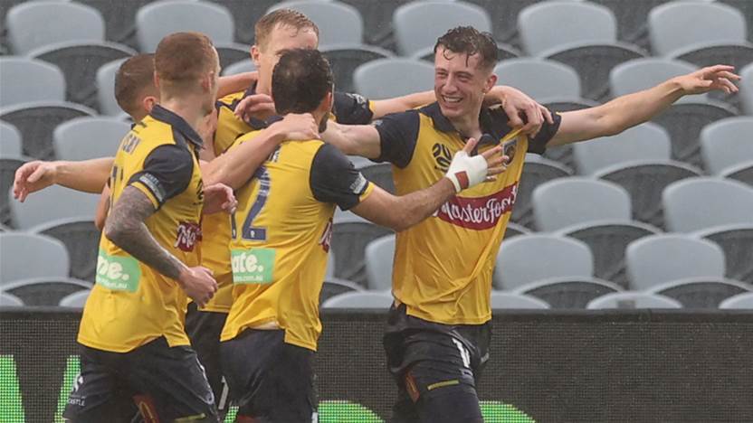 Simon 'clash of heads' penalty bags soggy draw for Mariners