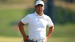 Kim leads the Travelers, Davis in hot pursuit